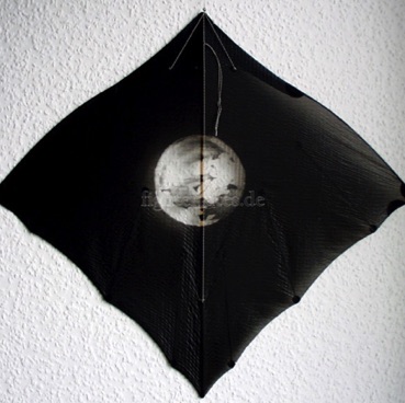 Segel: gebleicht
Segelmaterial: Orcon
Bogenstab: Carbon 1,3 mm
Mittelstab: Bambus geschnitzt
Gesamtgewicht: 8,9 g Segel: gebleicht
Segelmaterial: Orcon
Bogenstab: Carbon 1,3 mm
Mittelstab: Bambus geschnitzt
Gesamtgewicht: 8,9 g